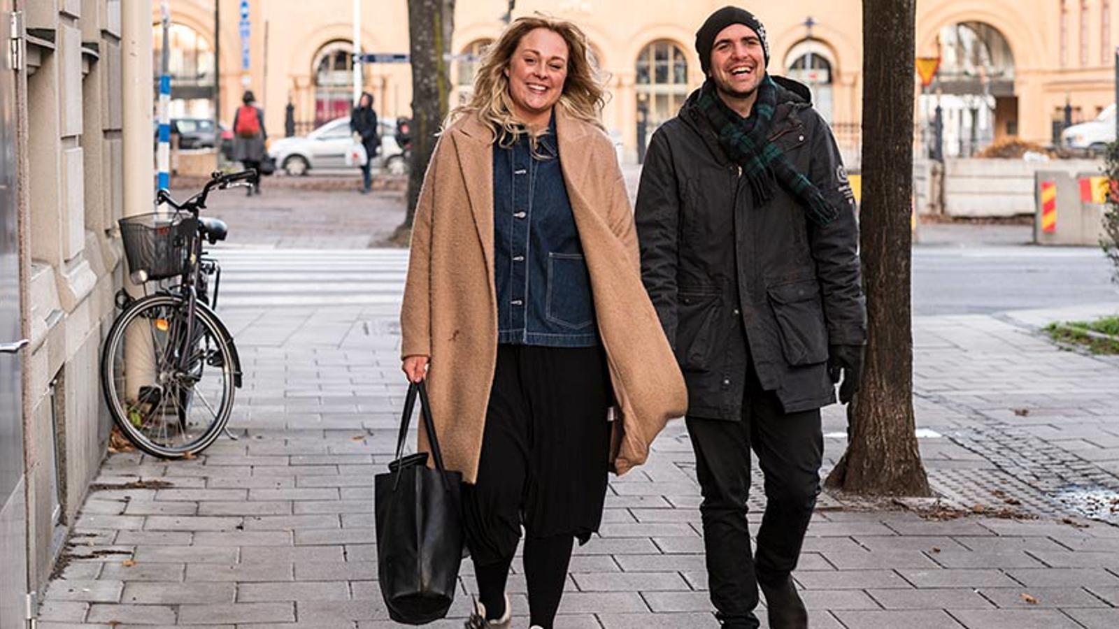 Johanna Lindhult och Christian Edlund som är ansvariga för projektet Starta om. De går på en gata och tittar in i kameran.