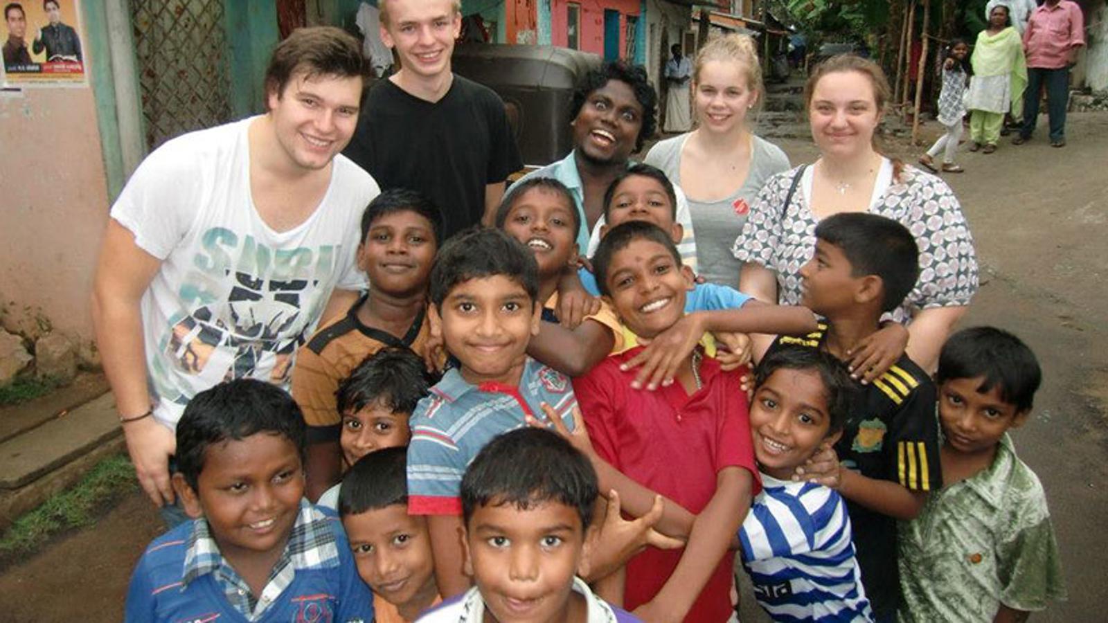 Gabriella tillsammans med glada skolbarn i Indien.