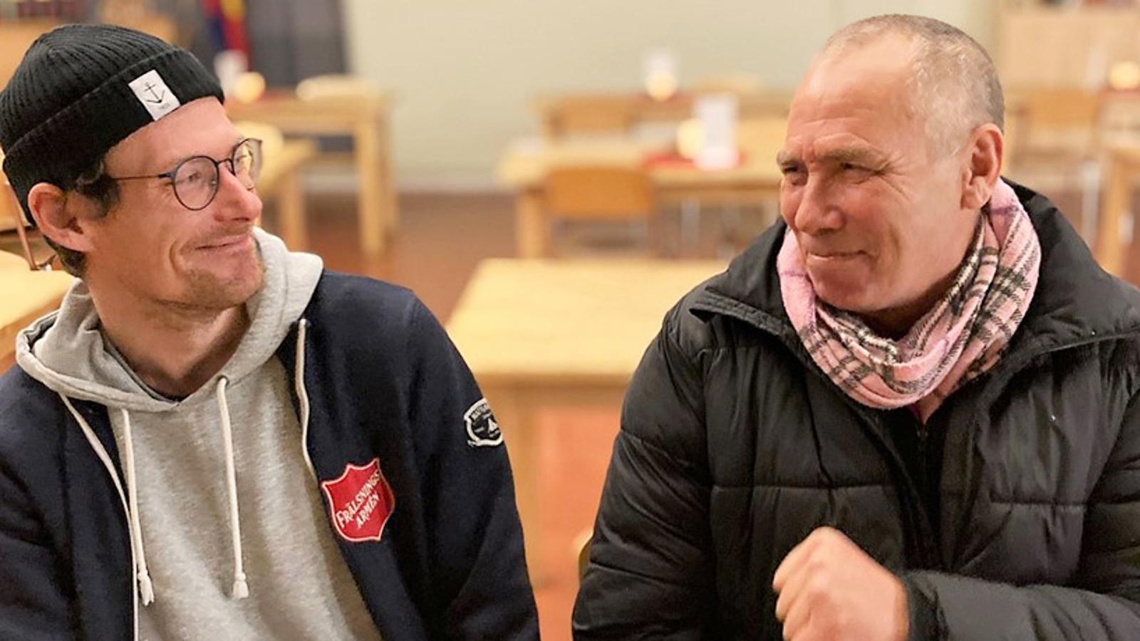 Kuratorn Mattias, till vänster, och Patrik, till höger, som sitter och samtalar på Frälsningsarméns sociala center.