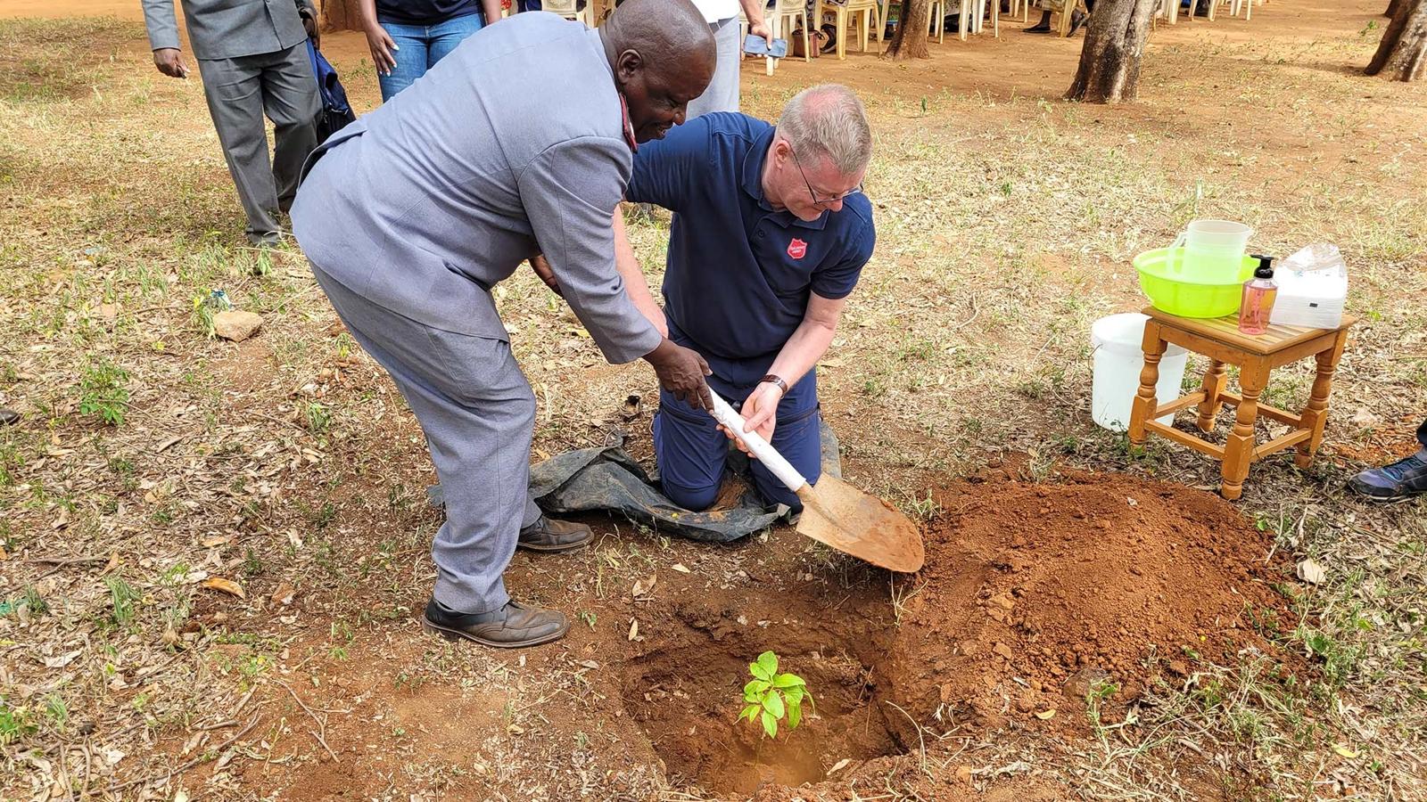 Divisionschef Major Nthatu för Frälsningsarmén i Kenya planterar ett träd tillsammans med Bo Jeppsson.