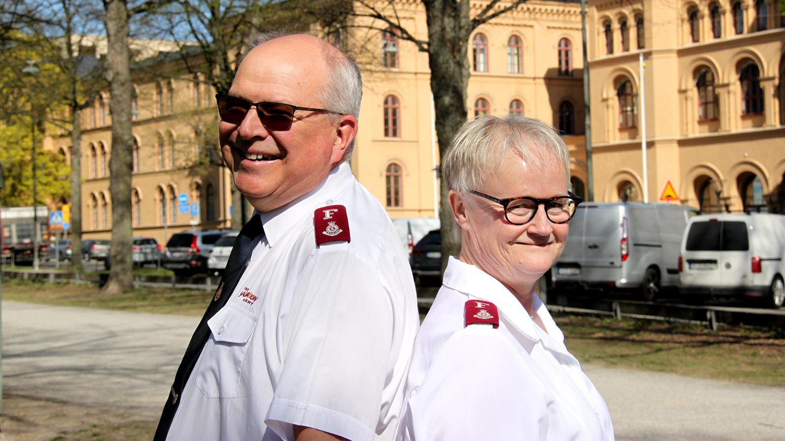 Peter Jonasson och Anna-Lena Hjerpe som står rygg mot rygg.