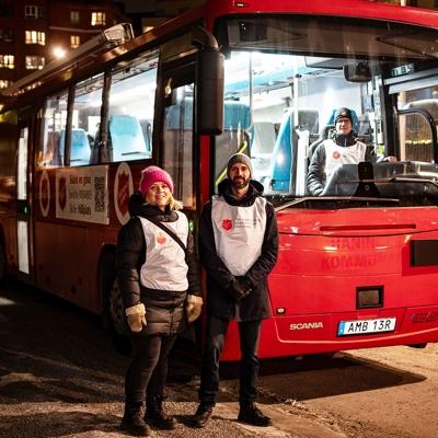 Jenny Alm och Julian de Acha framför Frälsningsarméns mobila buss parkerad vid centralen i Stockholm.
