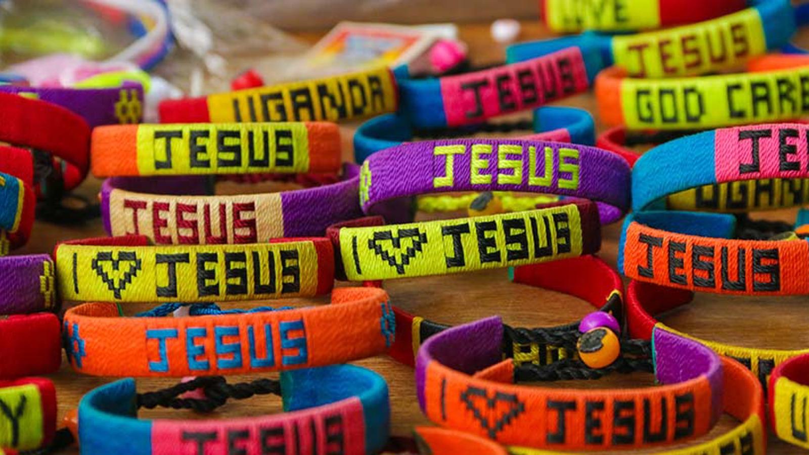 Armband med texter som bland annat "Jesus", "Uganda" och "I love Jesus".