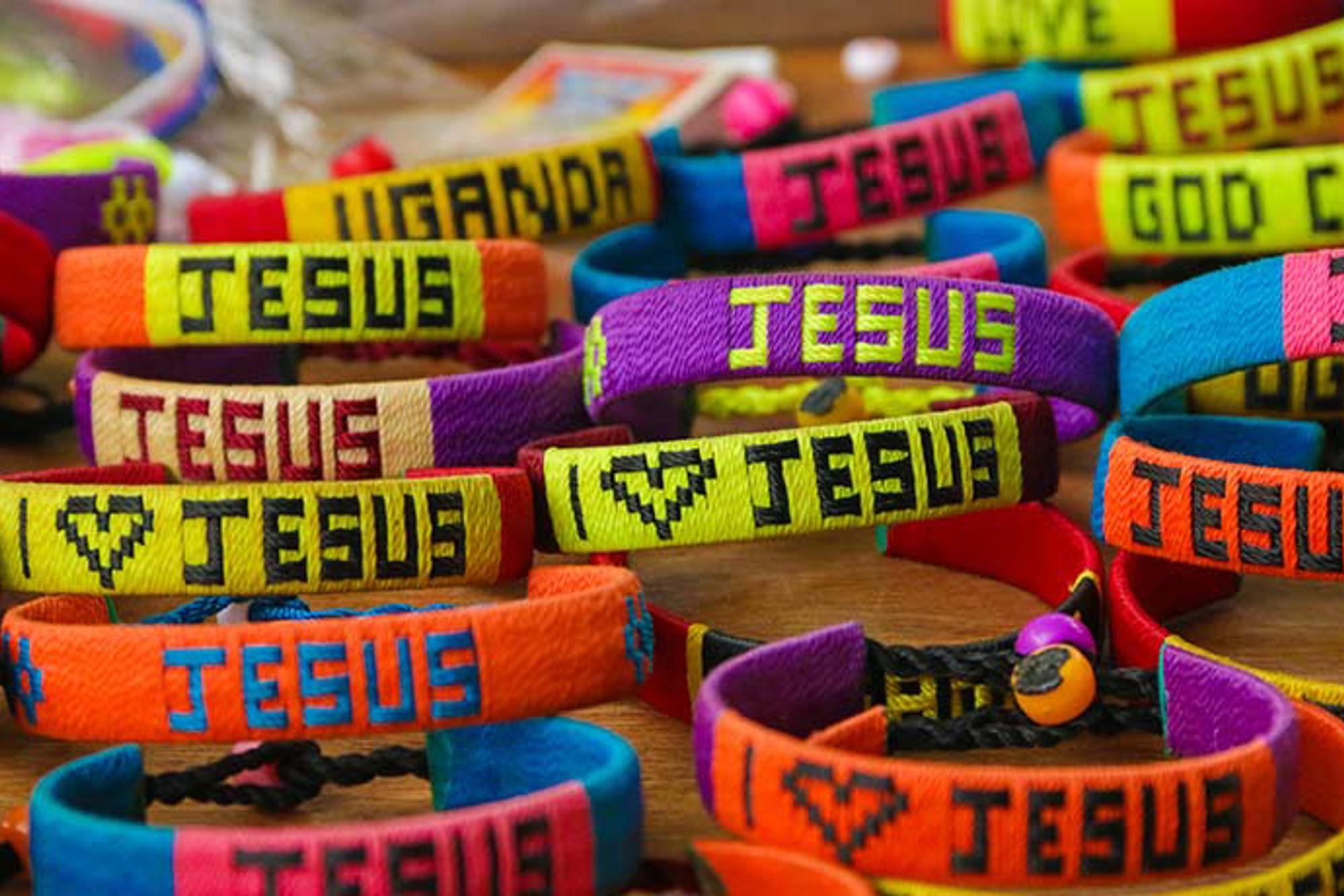 Armband med texter som bland annat "Jesus", "Uganda" och "I love Jesus".