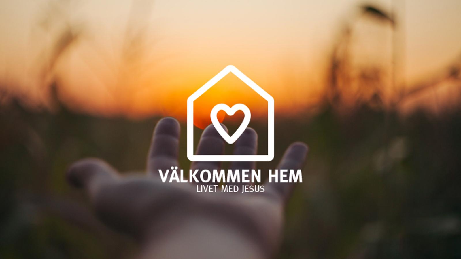 En logotyp i form av ett hus med ett hjärta på, med texten "Välkommen hem. Livet med Jesus". I bakgrunden sträcker sig en hand mot en solnedgång.