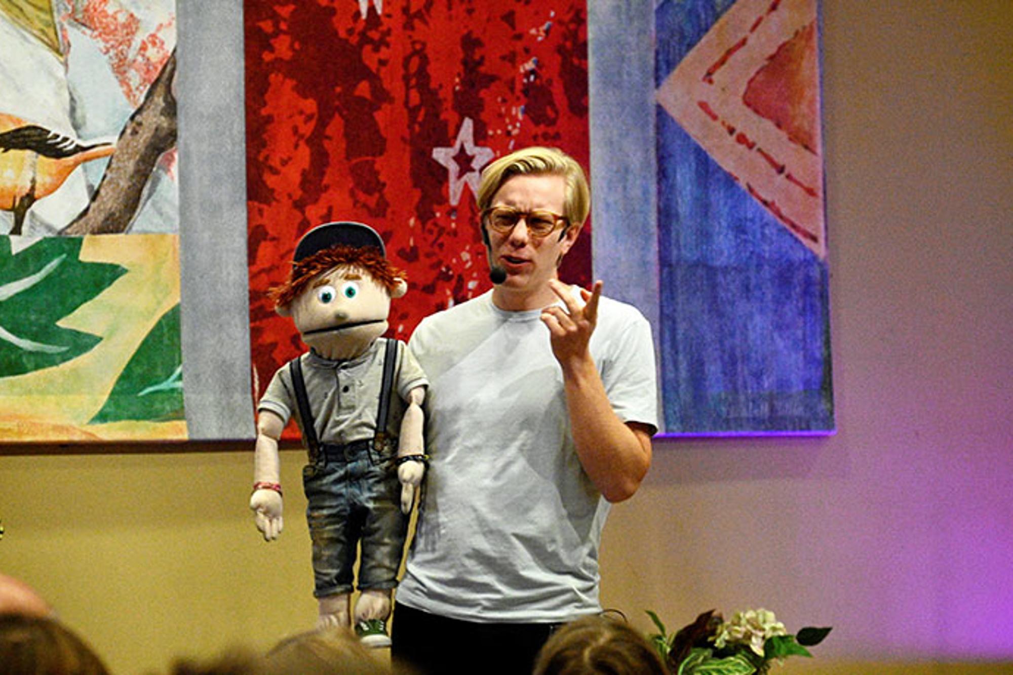 Gabriel med sin docka Åsskar under en föreställning.