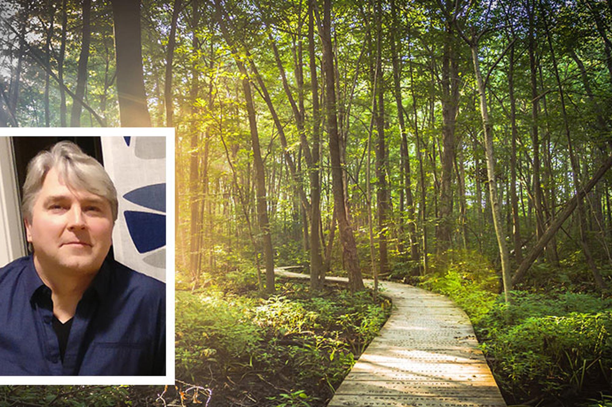Till vänster: Porträttbild av Roger Windahl. Till höger: En stig av träplankor i en skog. Längs med stigen står det trä, och solstrålar lyser igenom trädkronorna.