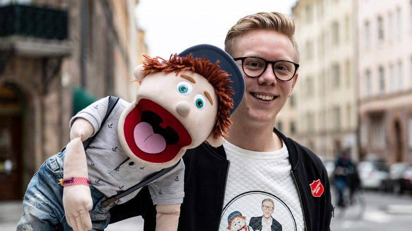 Gabriel Wahl med dockan Åsskar.