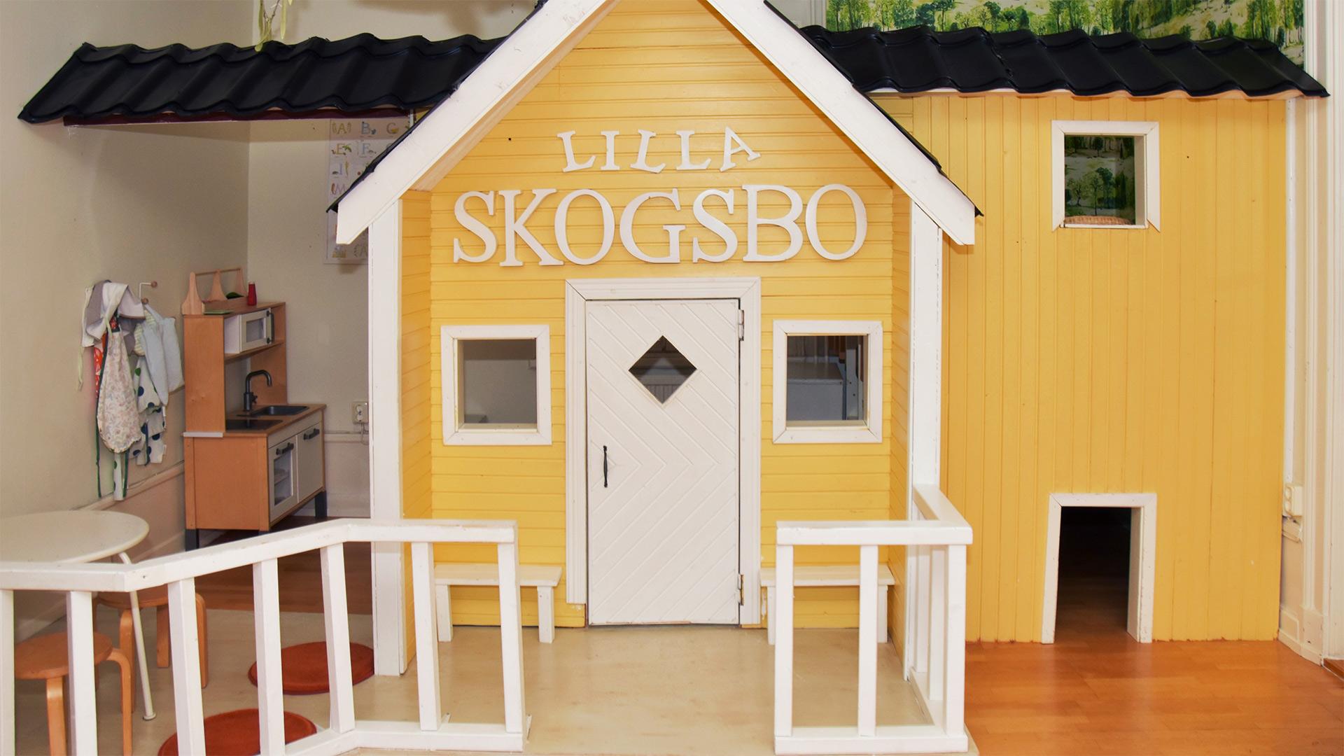 Lekstuga inomhus med skylt Lilla Skogsbo