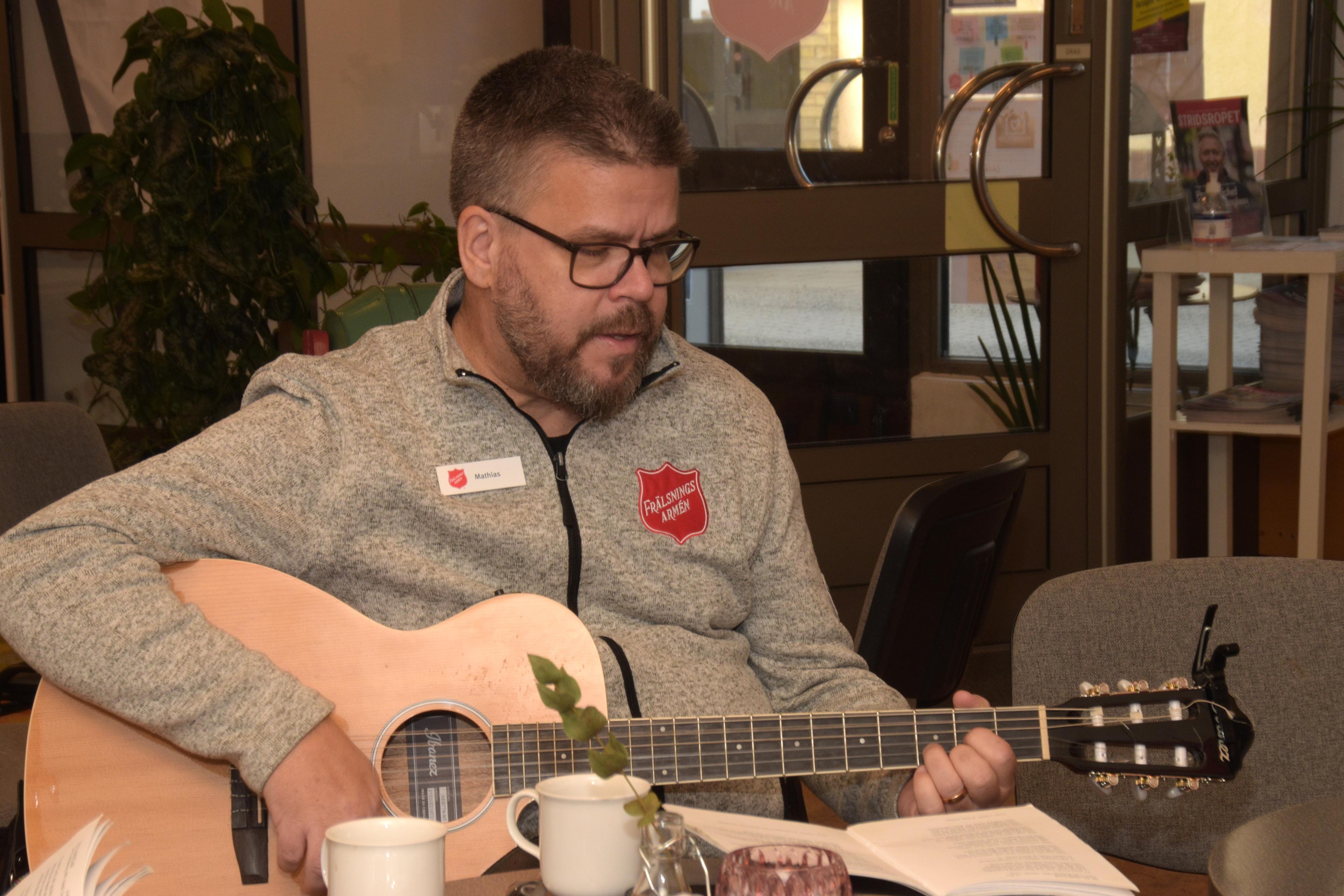 Mathias Blomberg med gitarr