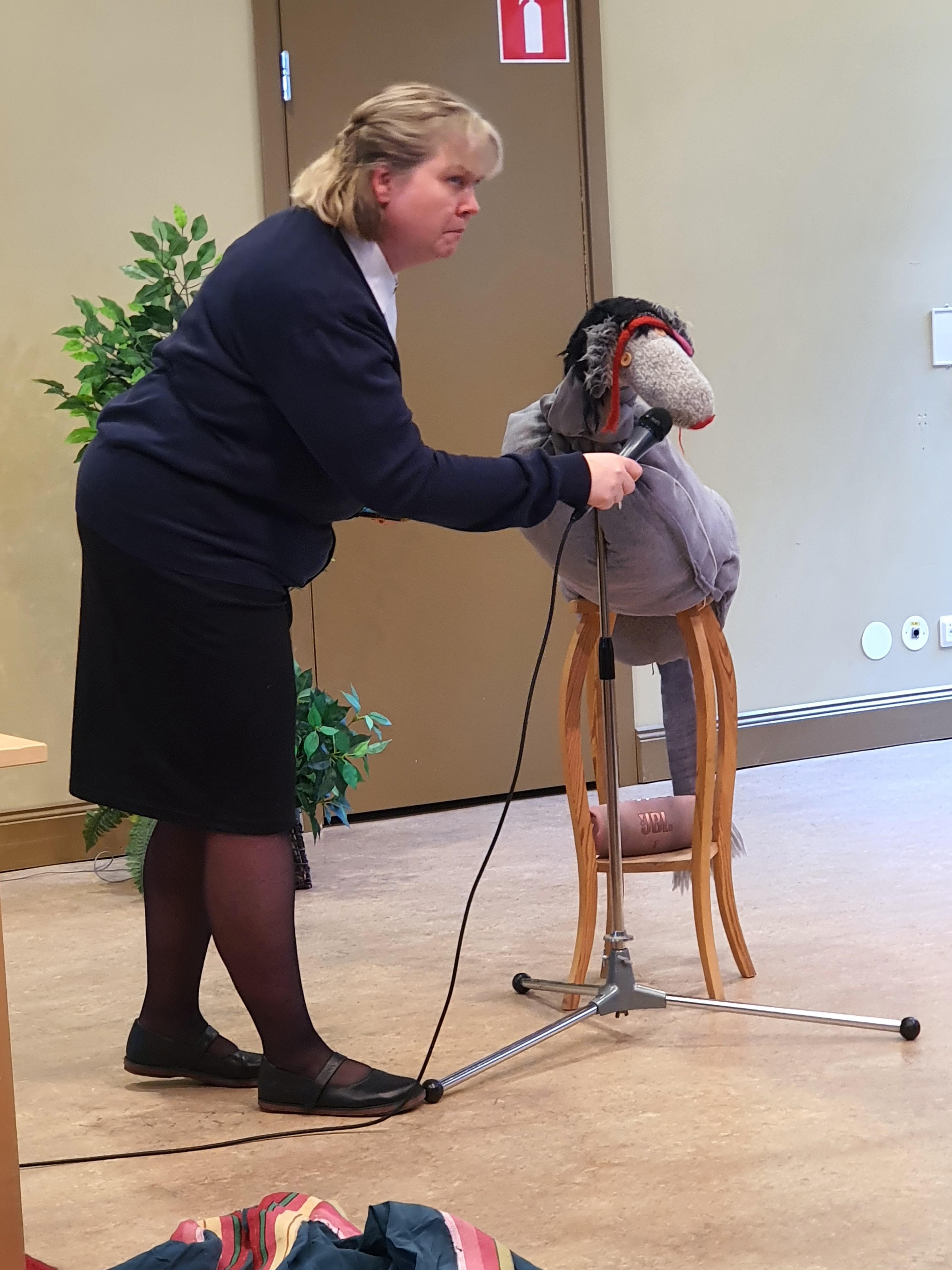 Kårledaren "pratar" med åsnan som Jesus red på