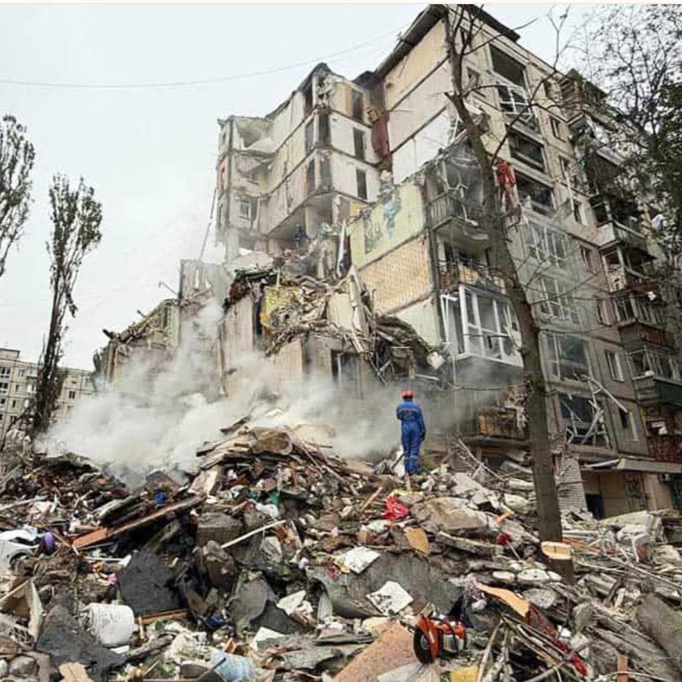 Ett svårt skadat bostadshus i Ukraina efter en attack, med rasmassor och förstörda lägenheter.