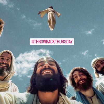 Illustration/AI-bild av Jesu lärjungar i förgrunden som leende ser in i kameran - i bakgrunden syns Jesus stiga upp till himlen. Kristi himmelsfärds dag