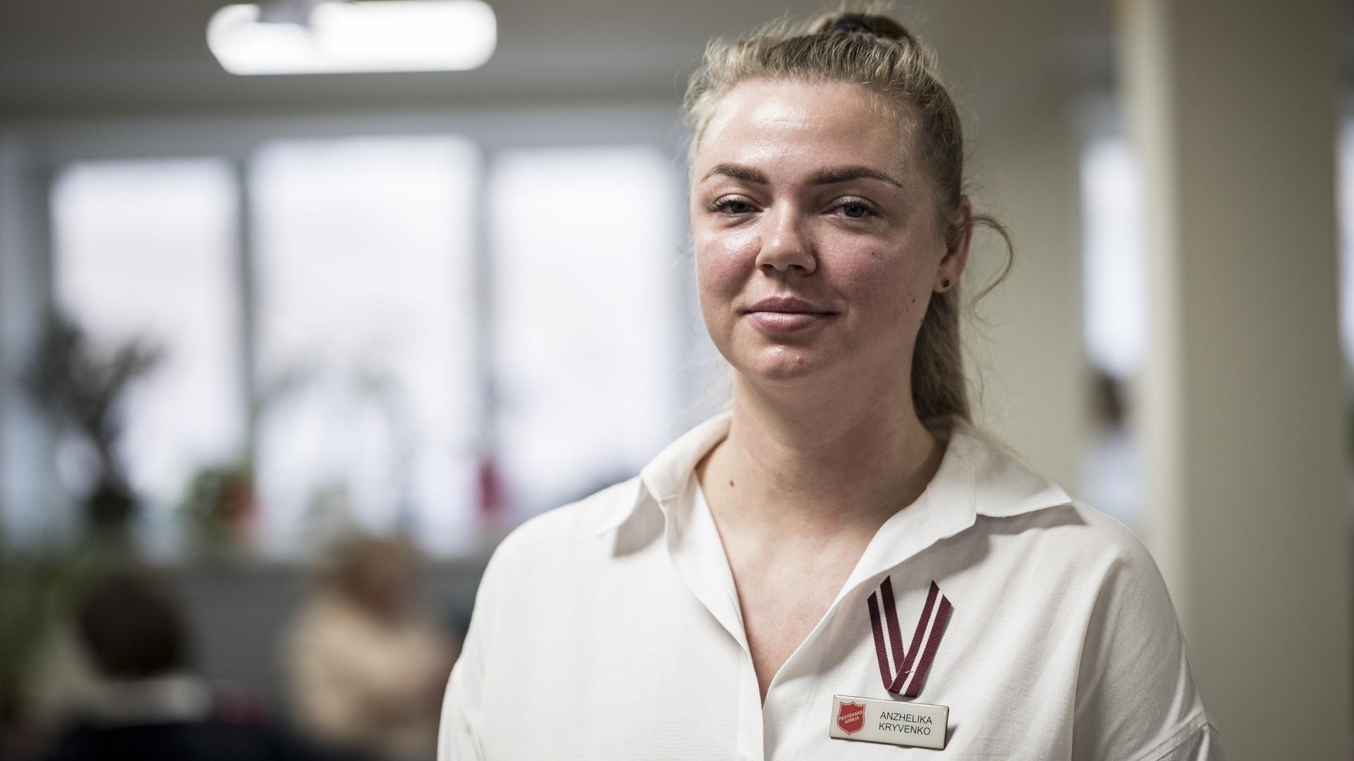 Angelica som flydde från Ukraina arbetar nu på Frälsningsarmén i Riga.