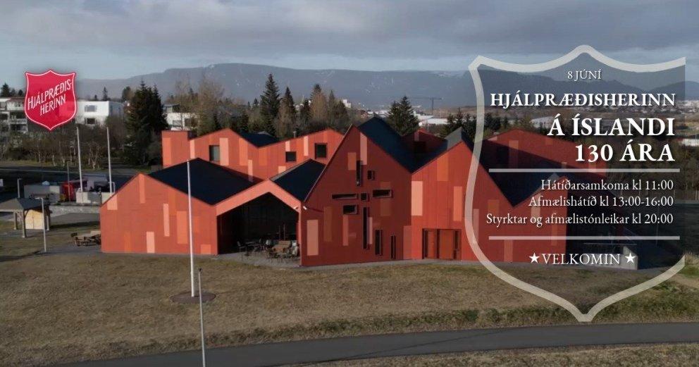 En byggnad med fjäll i bakgrunden