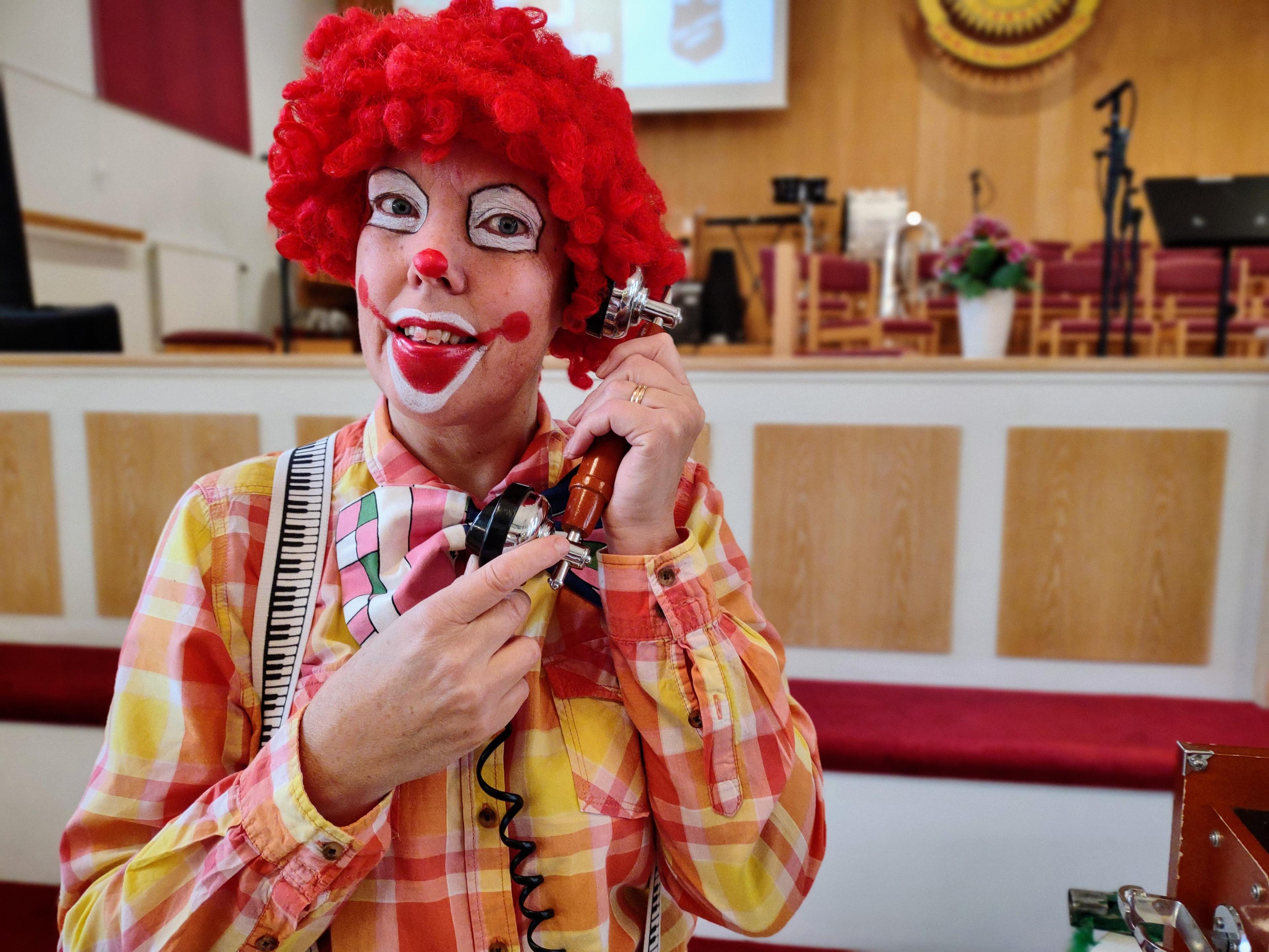 Clownen Henny kan dyka upp...