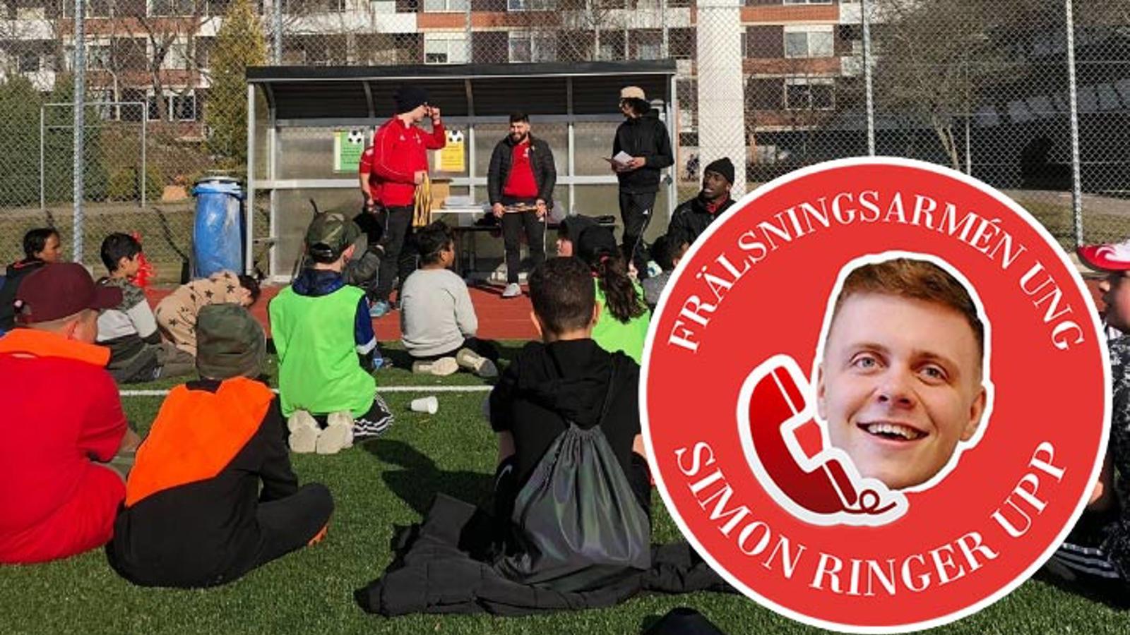 Ett gäng barn och aktivitetsledare samlade på en fotbollsplan. Bilden har en röd logga på sig med texten "Frälsningsarmén Ung. Simon Ringer Upp".