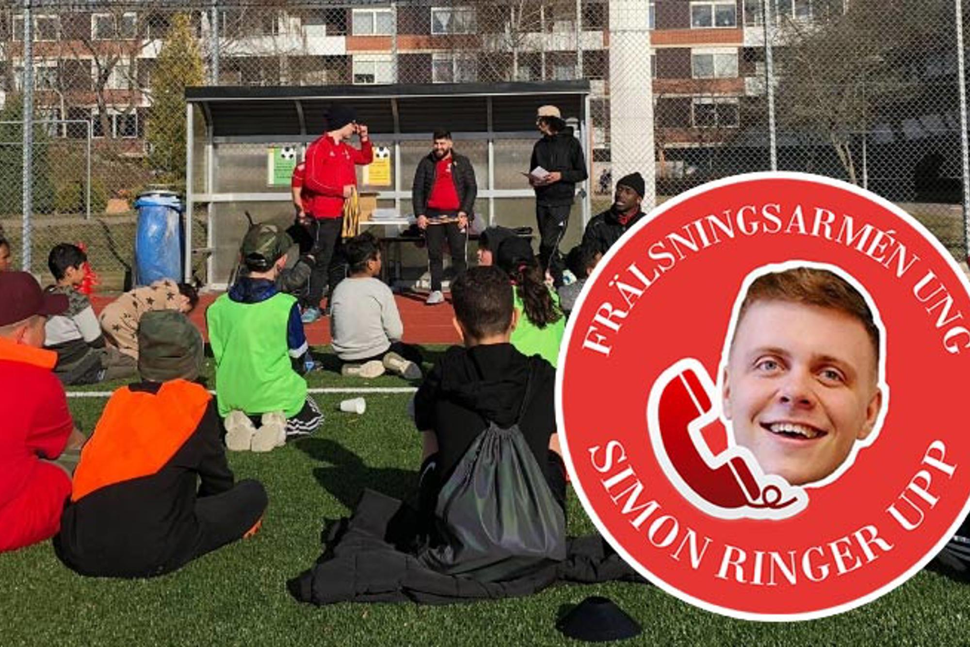 Ett gäng barn och aktivitetsledare samlade på en fotbollsplan. Bilden har en röd logga på sig med texten "Frälsningsarmén Ung. Simon Ringer Upp".