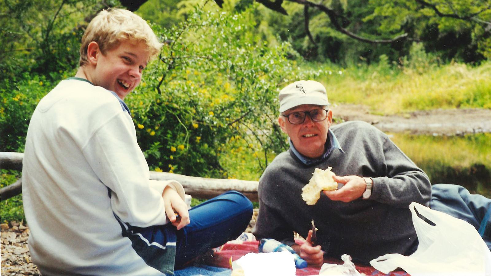 Hasse Kjellgren med sonen Alexanderhar picknick ute i naturen.