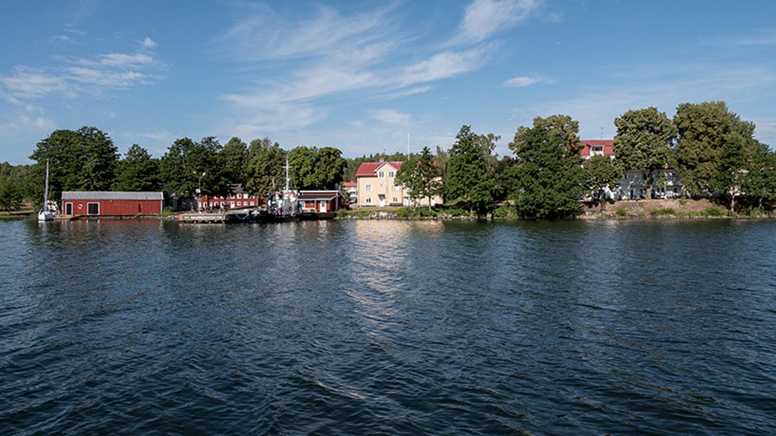 Hamnen på Kurön, Frälsningsarméns behandlingshem enligt HVB (hem för vård och boende), mellan 1912-2022. Bilden är tagen utifrån vattnet.