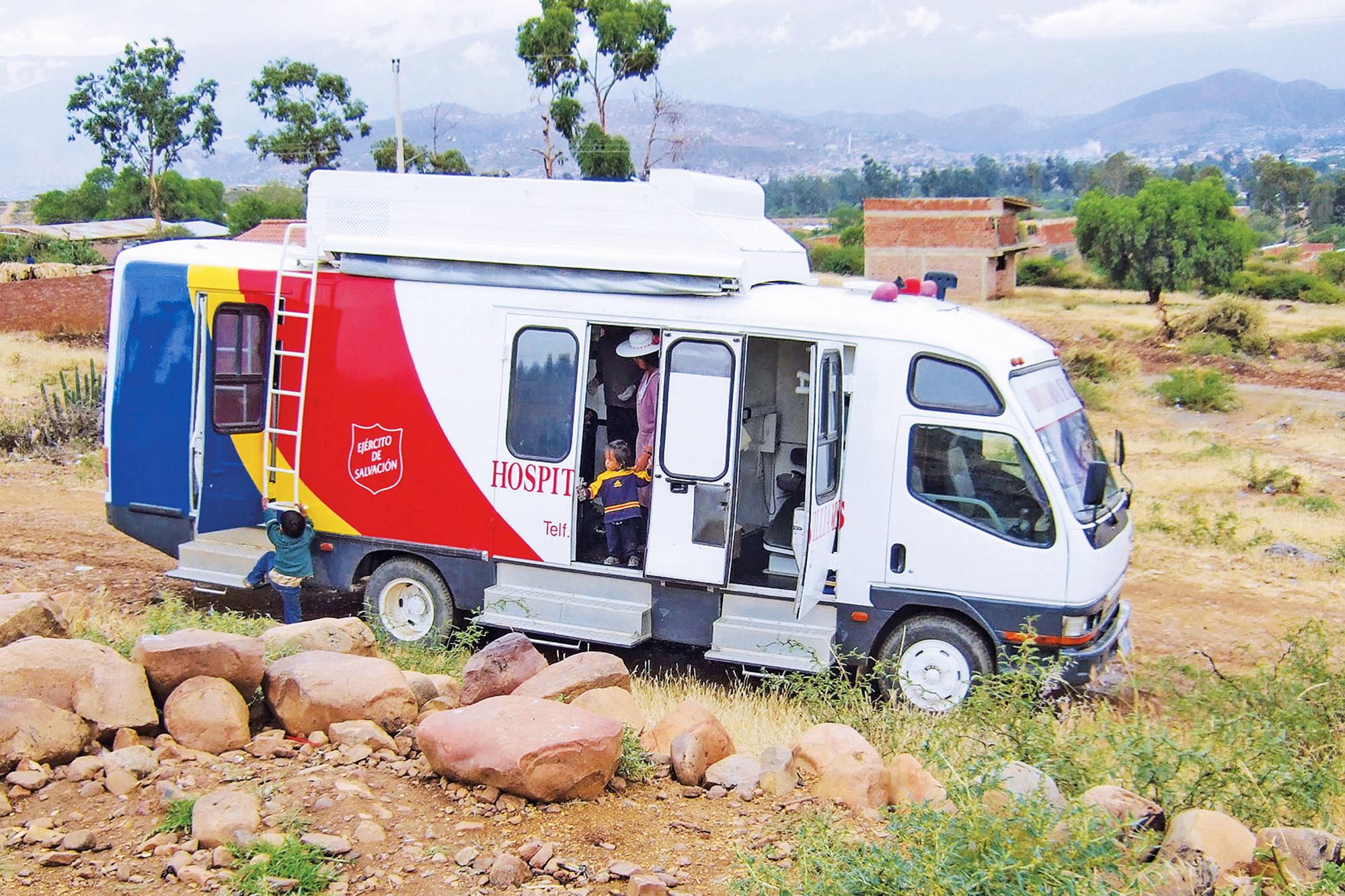En buss som fungerar som en mobil klinik ute på landsbygden i Bolivia