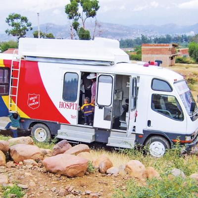 En buss som fungerar som en mobil klinik ute på landsbygden i Bolivia