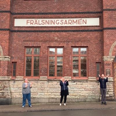 Syntolkning: Exteriörbild av Frälsningsarméns lokal Fästet i Norrköping med dansande personal utanför