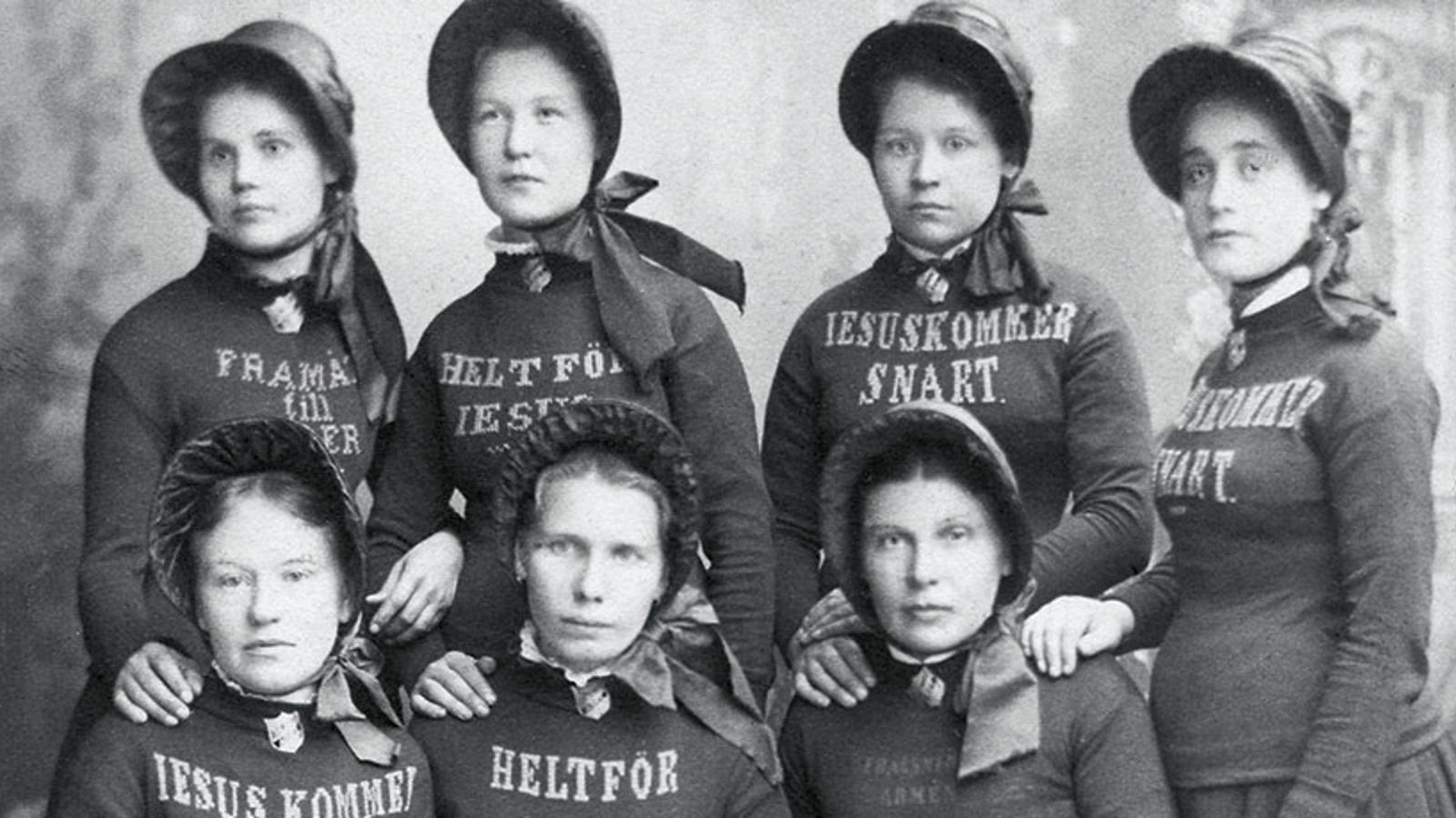 Kvinnor iklädda Frälsningsarméns uniform kring sekelskiftet. 