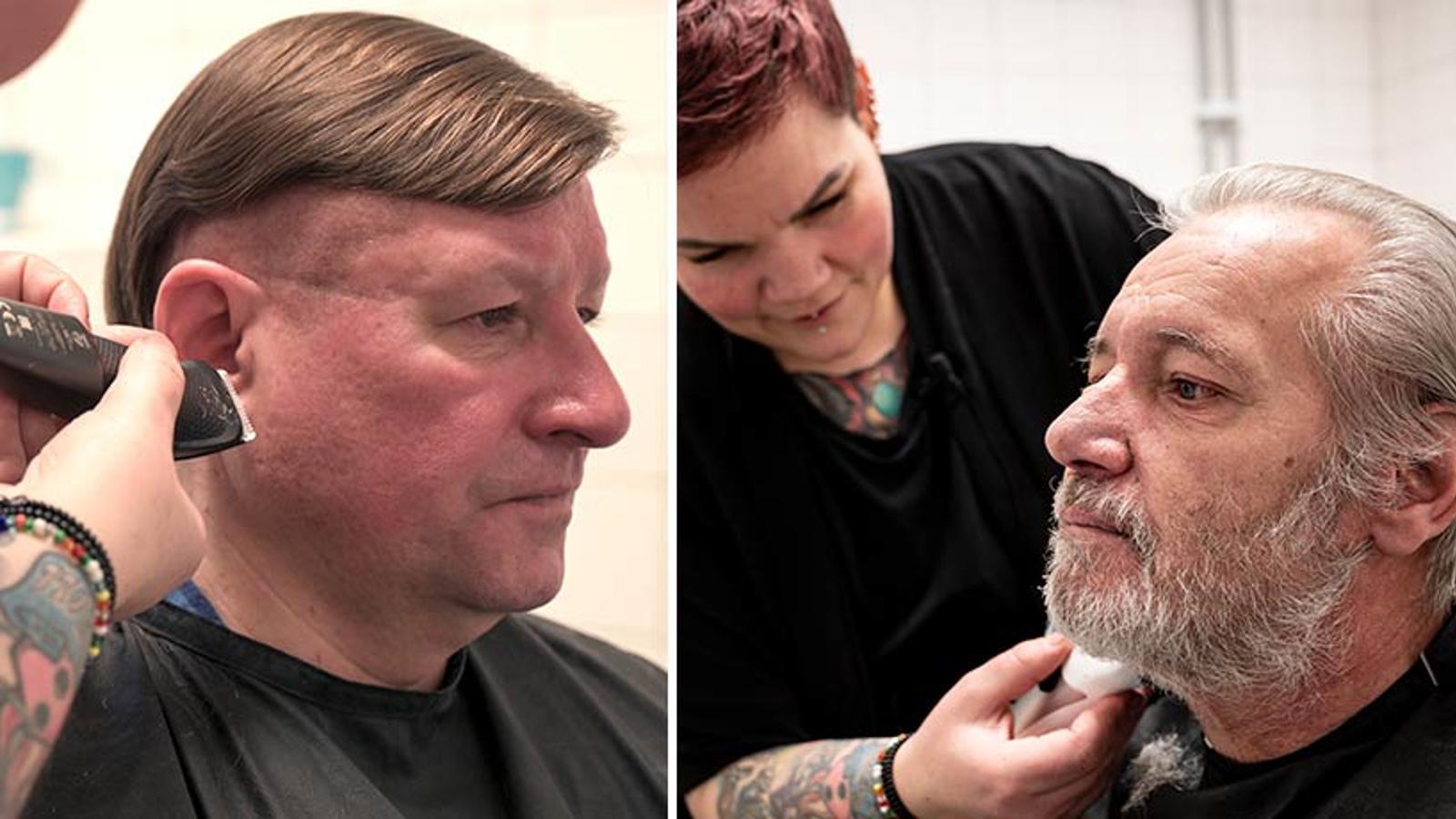 Till vänster: En man, Rave, som får håret klippt och tittar förbi kameran. Till höger: En äldre man, Jari, får sitt skägg rakat av frisören Marika.