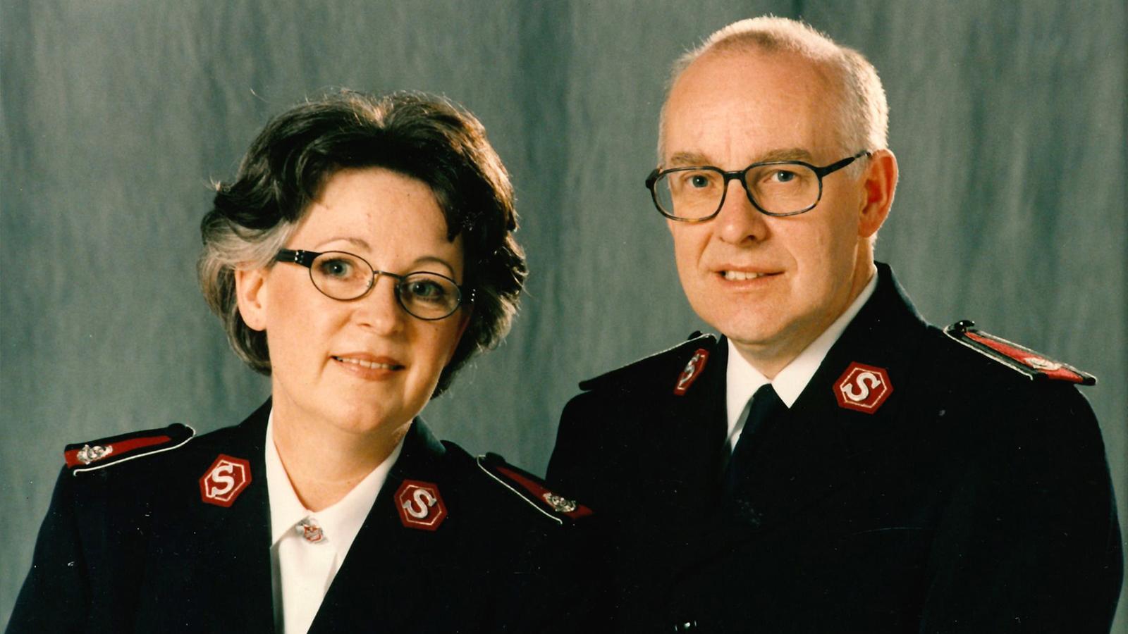 Porträtt av Christina och Hasse Kjellgren i Frälsningsarméns uniformer