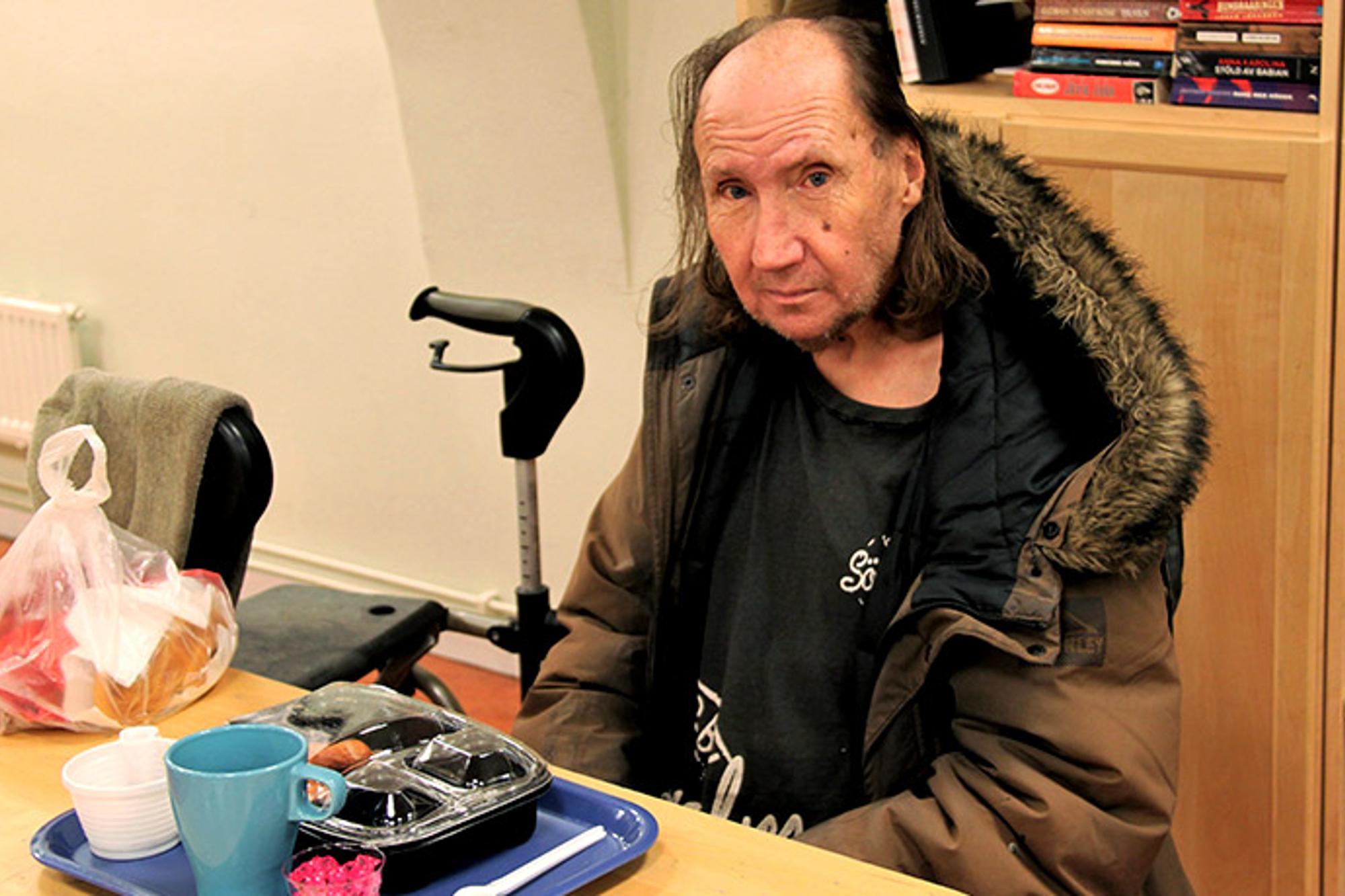 En person i utsatthet och hemlöshet äter jultallrik på Frälsningsarméns sociala center i Stockholm.