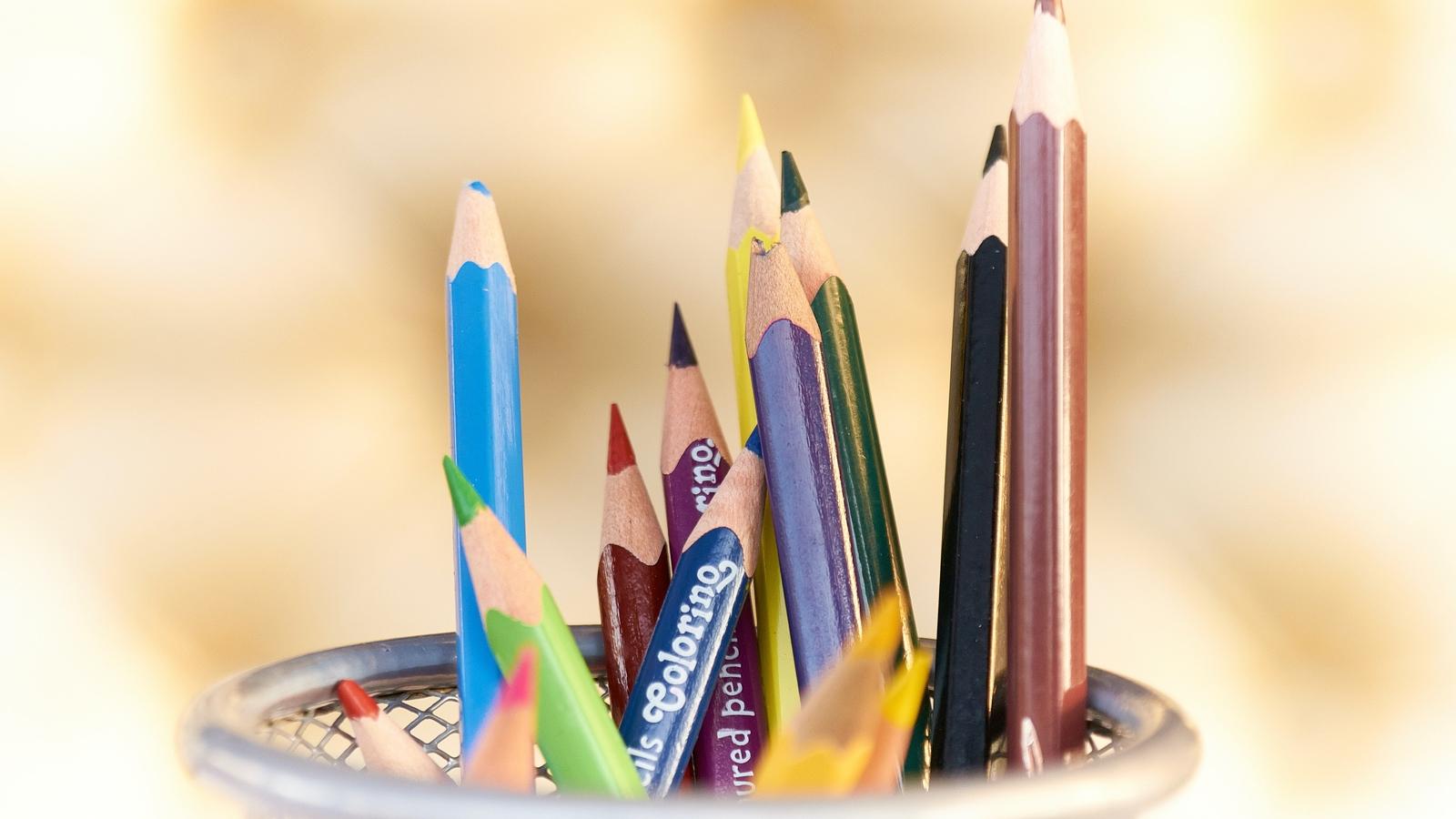 Ett gäng pennor i olika färger.