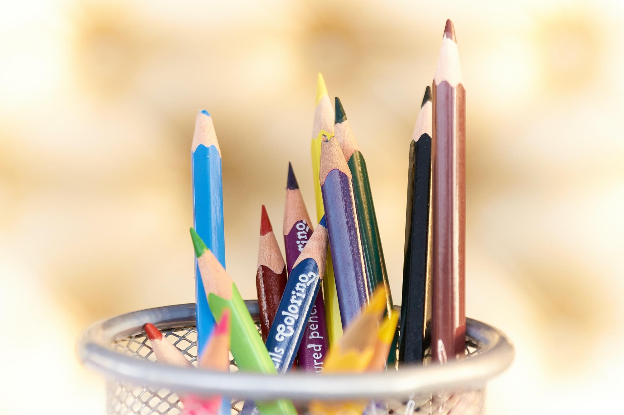 Ett gäng pennor i olika färger.
