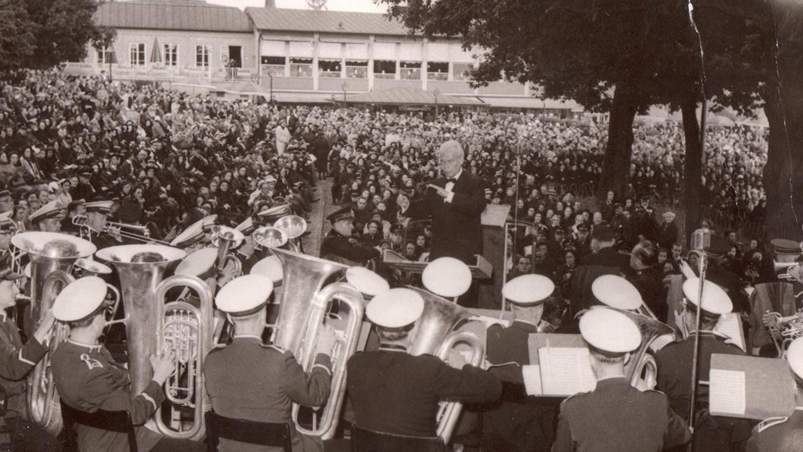 Tranås Musikkår spelar på Skansen i Stockholm 1955