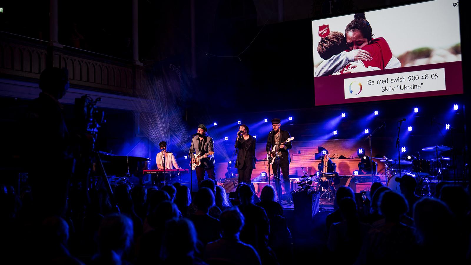 I mars 2022 hölls en stor välgörenhetskonsert på Frälsningsarméns kår Templet -  här syns Stefan Sundström med musiker på scen.