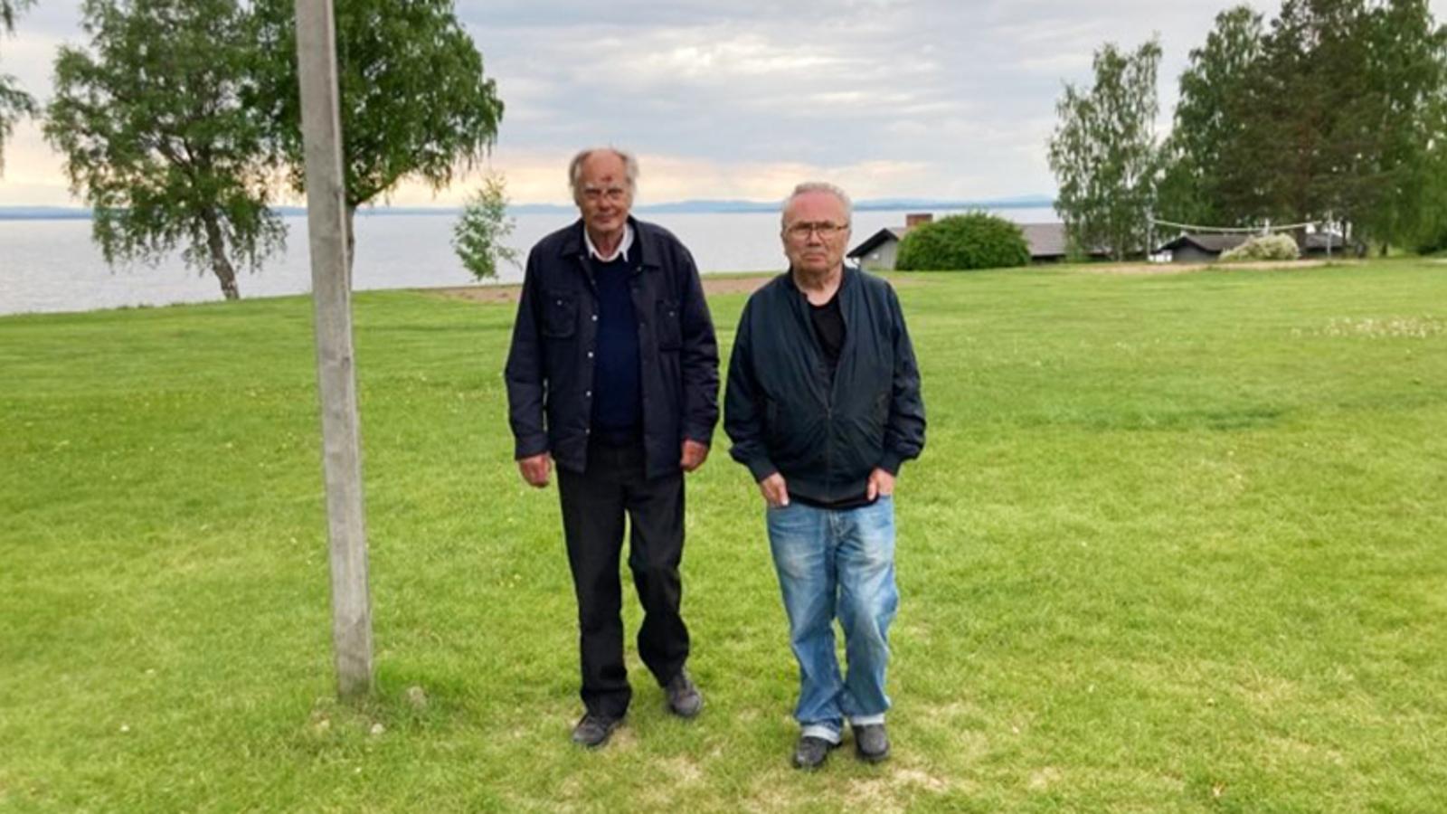 Två äldre män, Ralf och Janne, som står bredvid varandra och tittar in i kameran. De är på Gemenskapsdagarna för äldre på Rättviks stiftsgård.
