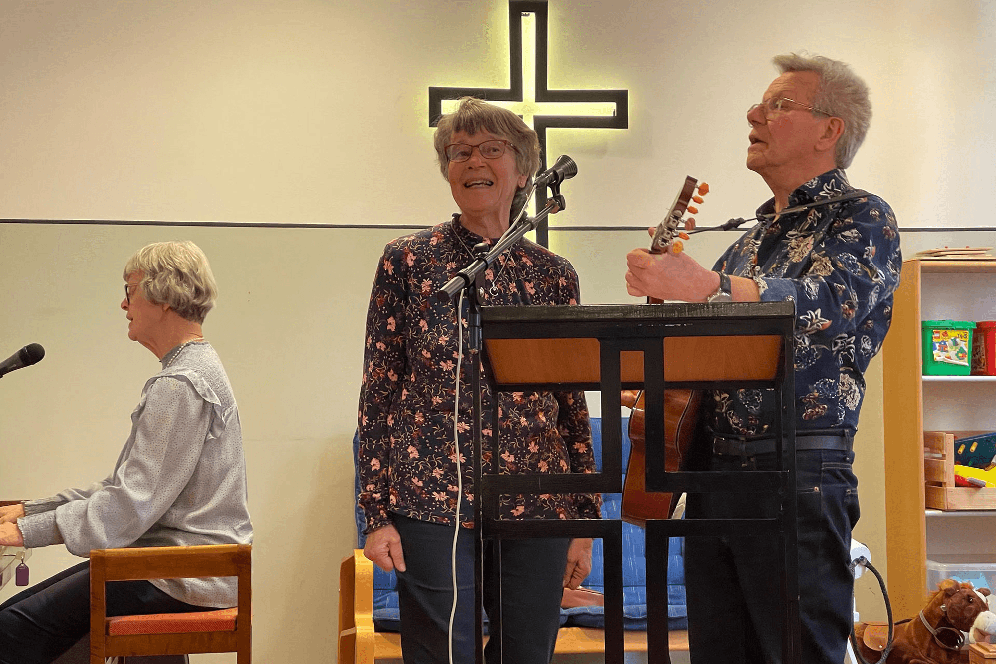 Bilden föreställer Roberth och Irene Johansson som spelar och sjunger. Roberth har skrivit böckerna "Humor i helgade kryddorW".