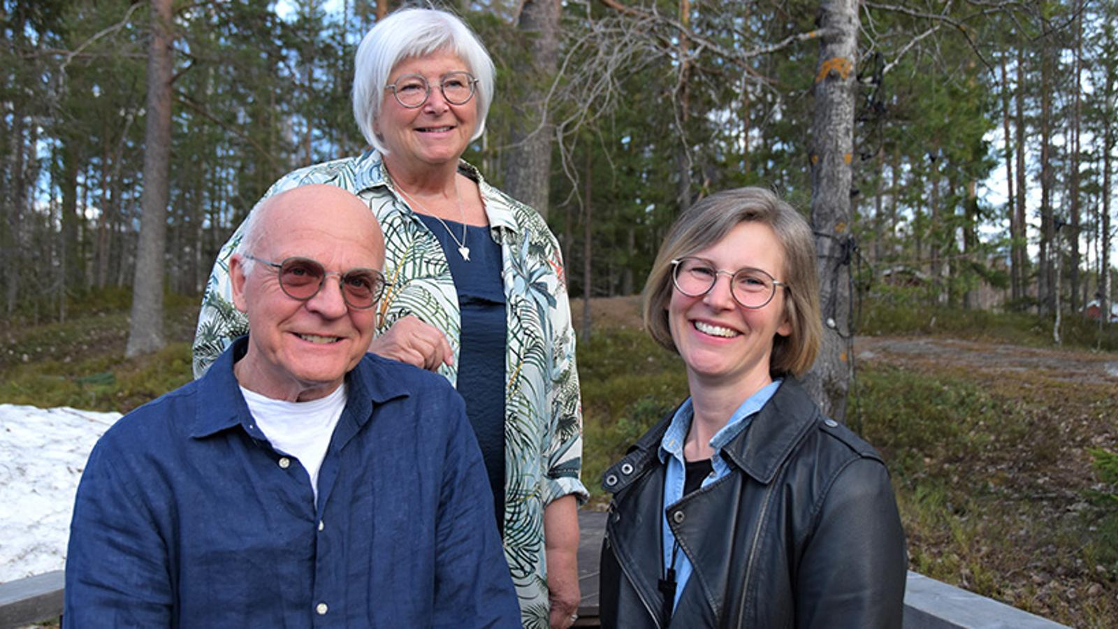 Bild på en man och två kvinnor från kåren i Hällnäs. De ler mot kameran.