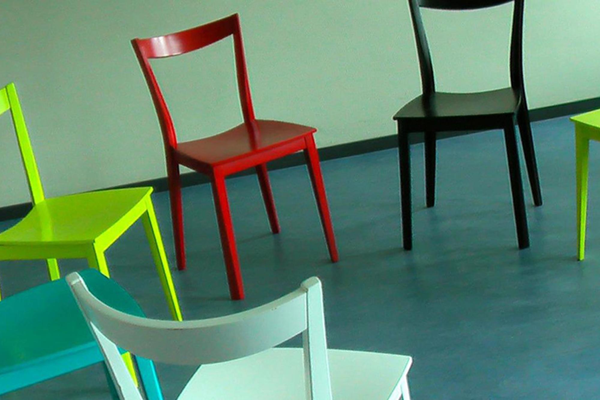 6 stolar, i olika färger, som bildar en ring.