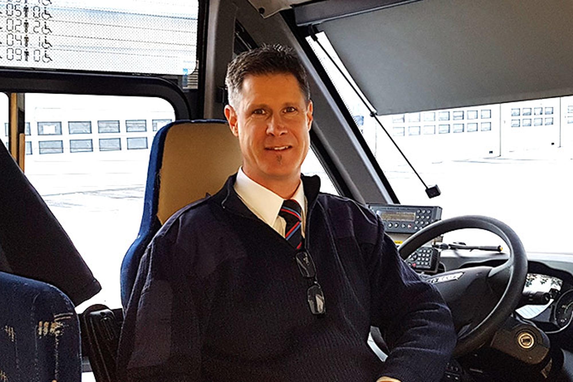 Mikael Svärd i sitt arbete som busschaufför.