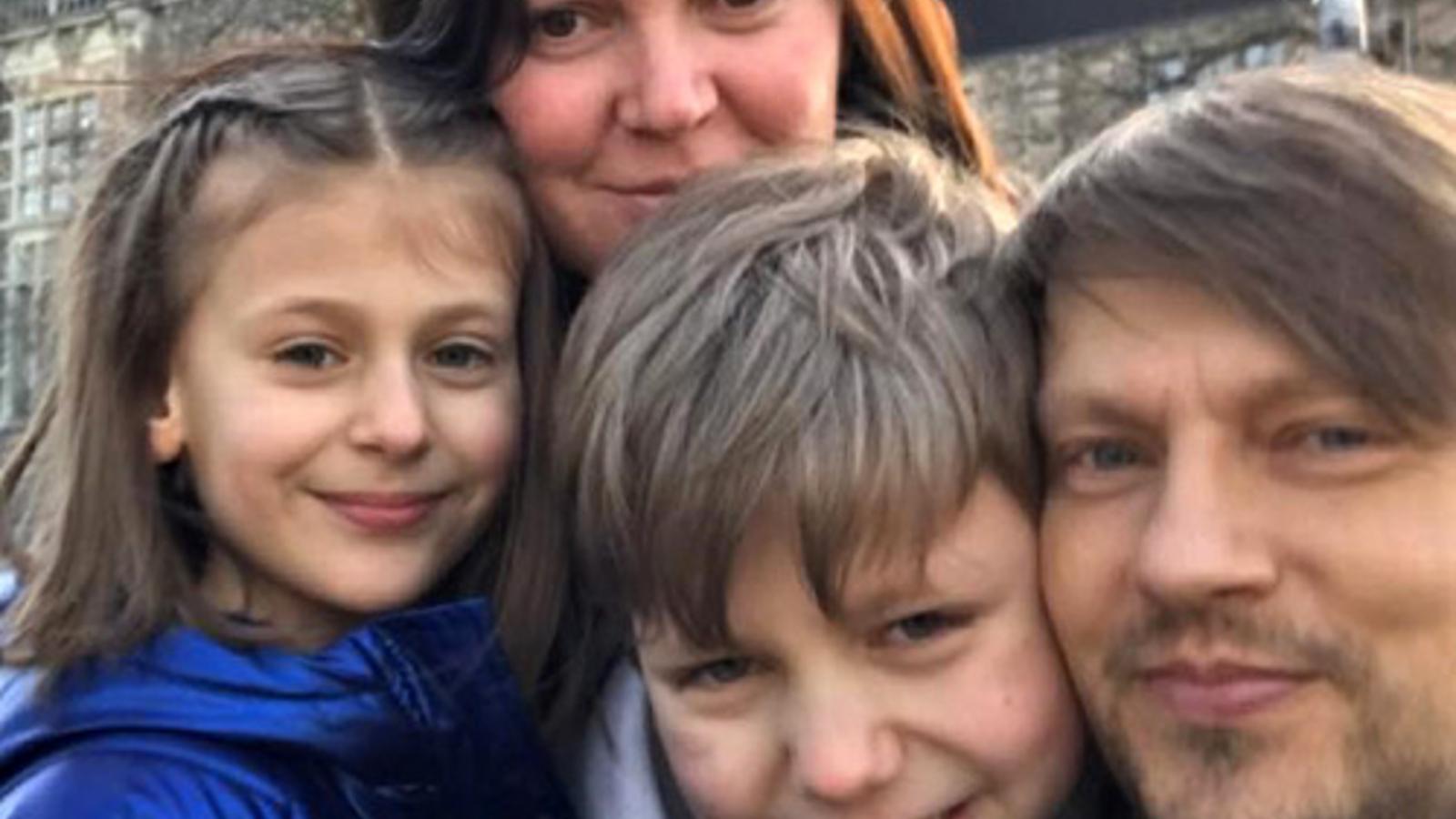 Illya, Yana och barnen Ivan och Zlata. Familjen tittar in i kameran och ler.