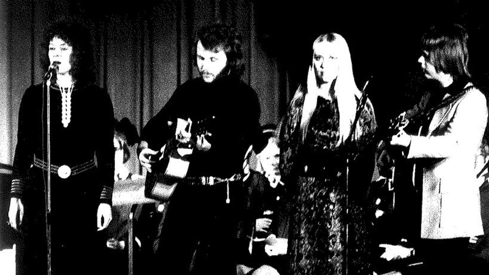 Abba vid Frälsningsarméns riksting i Göteborg 1971. Anni-Frid och Agnetha står vid varsin mikrofon, medan Benny och Björn spelar gitarr.