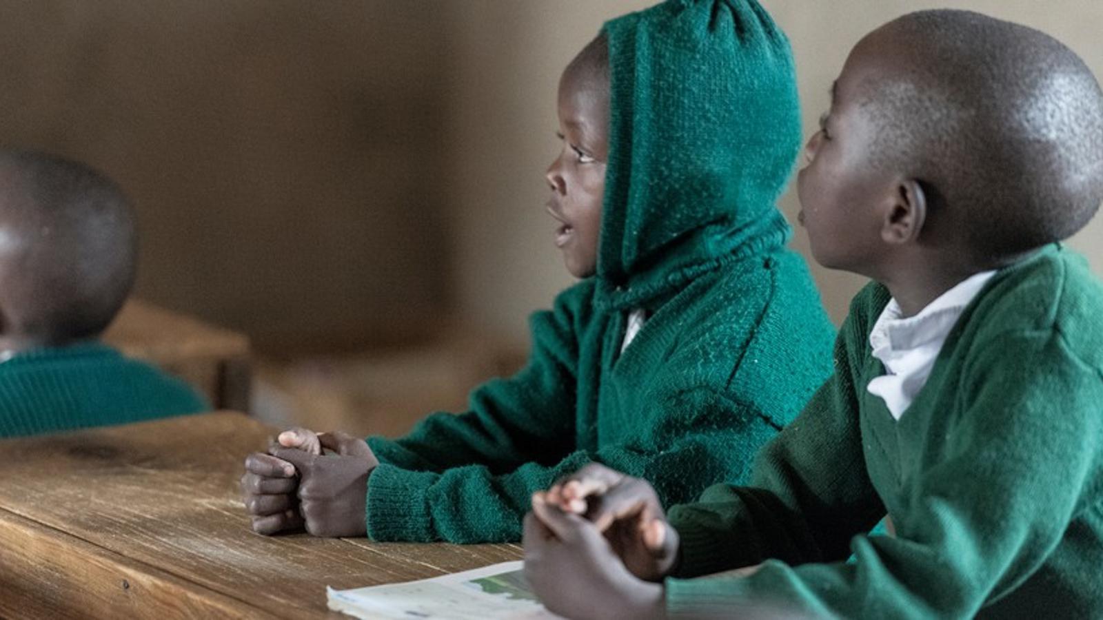 Två unga elever i en av Frälsningsarméns skolor i Kenya.