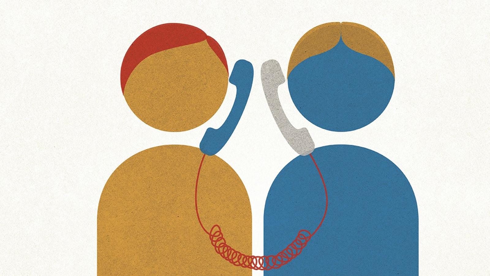 Två figurer som har varsin telefon vid örat. Mellan telefonerna går det en sladd som gör att telefonerna sitter ihop.