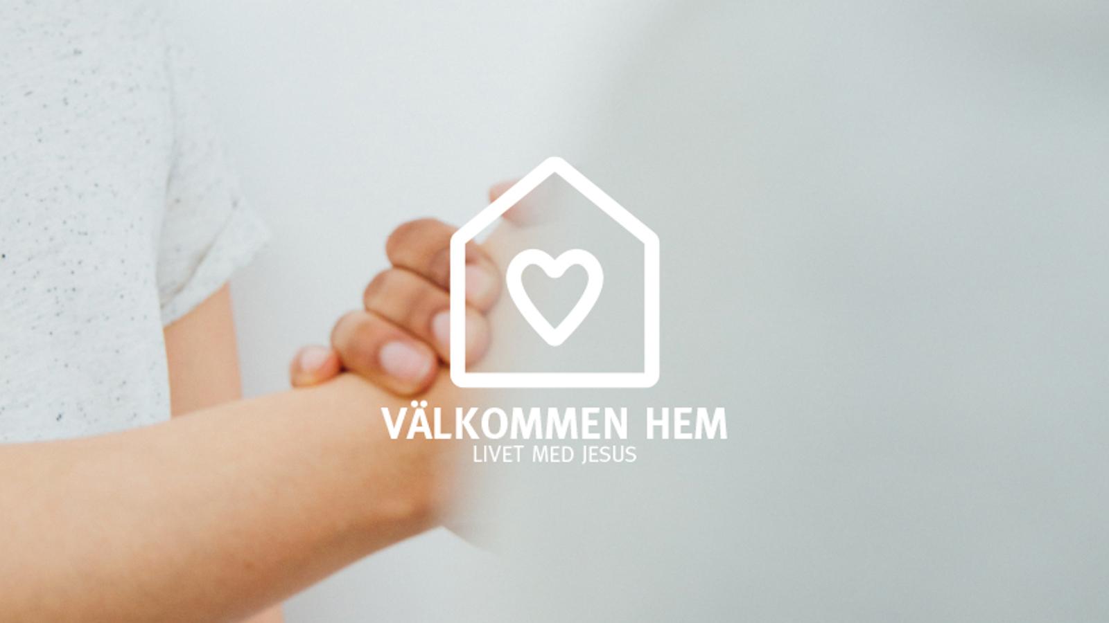 Två knutna händer. På bilden är det en logotyp i form av ett hus med ett hjärta på, med texten "Välkommen hem. Livet med Jesus".