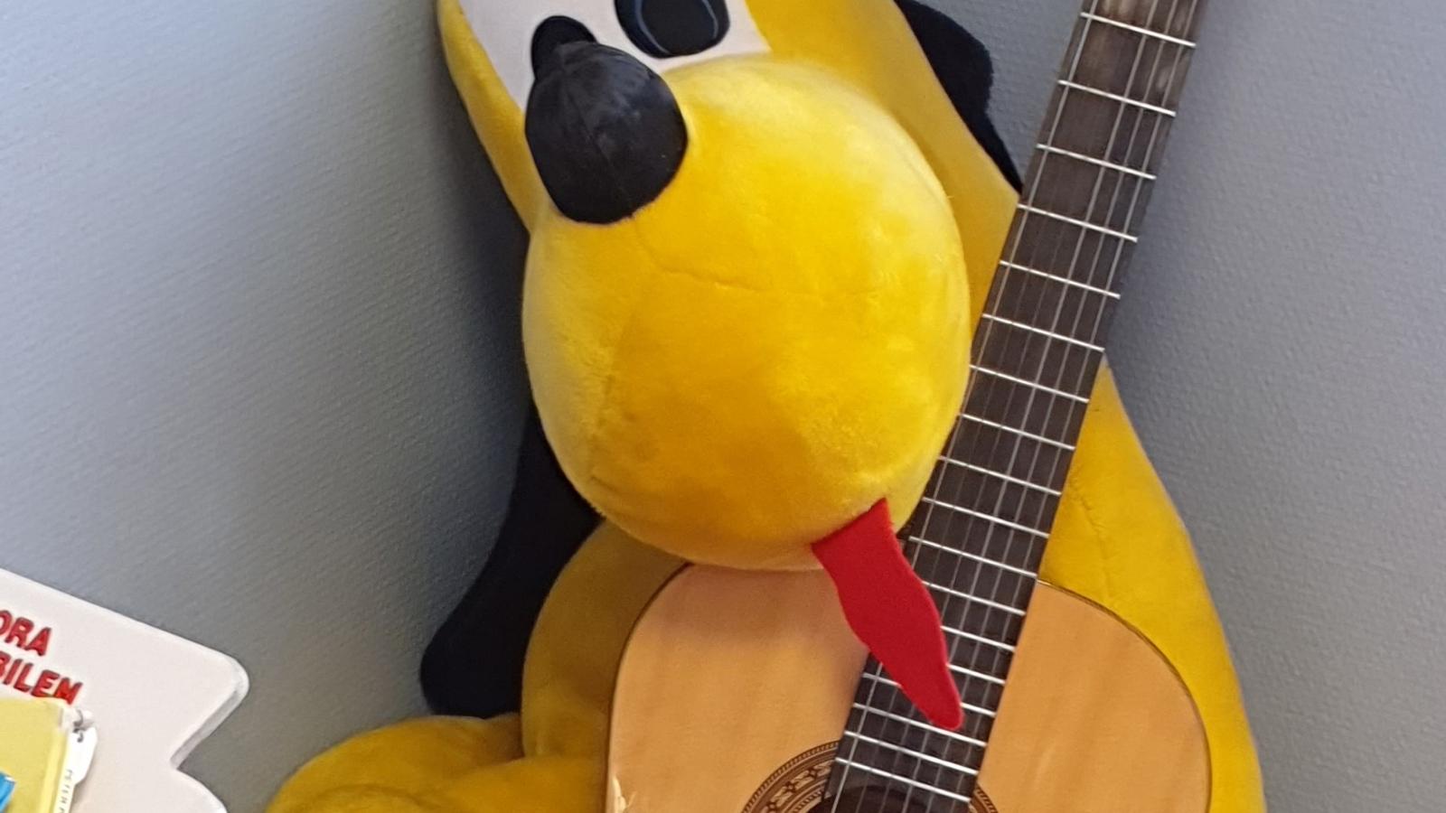 Pluto med gitarr