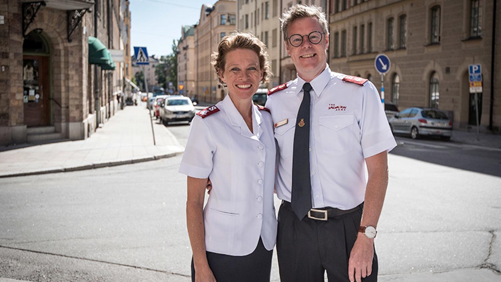 Porträttbild av Bo och Christina Jeppsson. De står iklädda uniform och ler mot kameran.