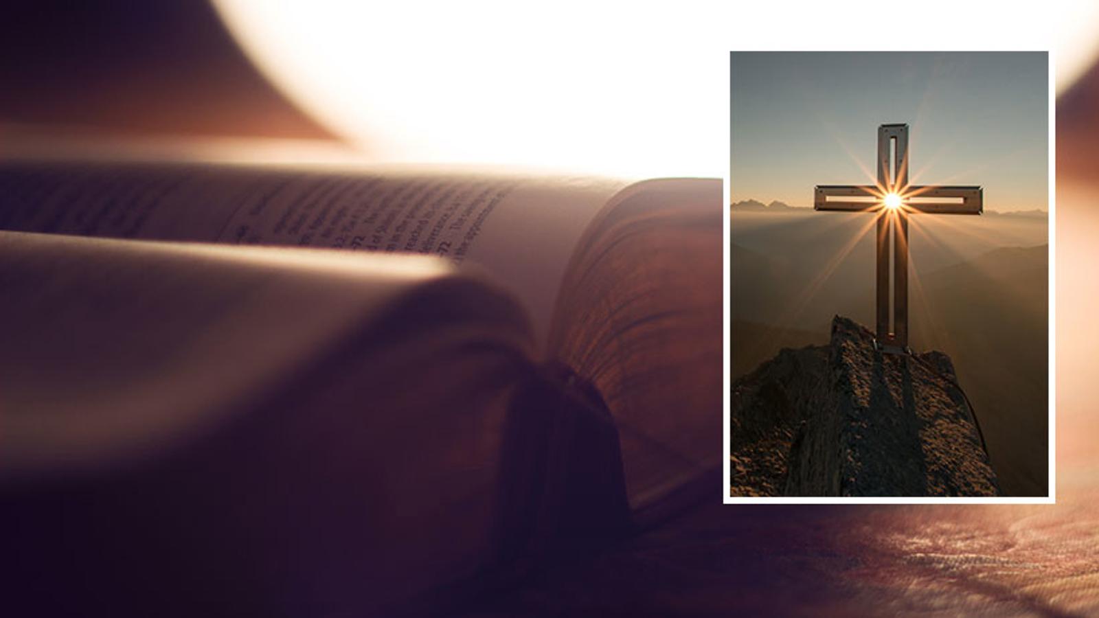 Till vänster: En uppslagen bibel. Till höger: Ett ihåligt kors på ett berg. Genom korset lyser solen.