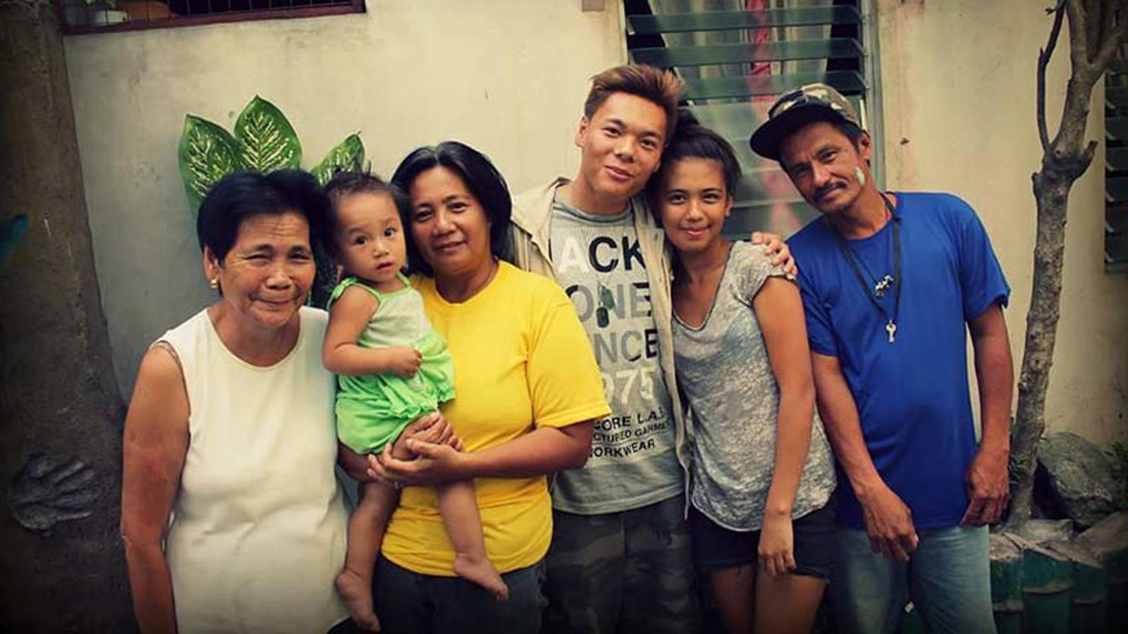 John tillsammans med sin biologiska familj i Filippinerna. Från vänster: Hans mormor, systerdotter, mamma, John själv, hans syster och pappa.