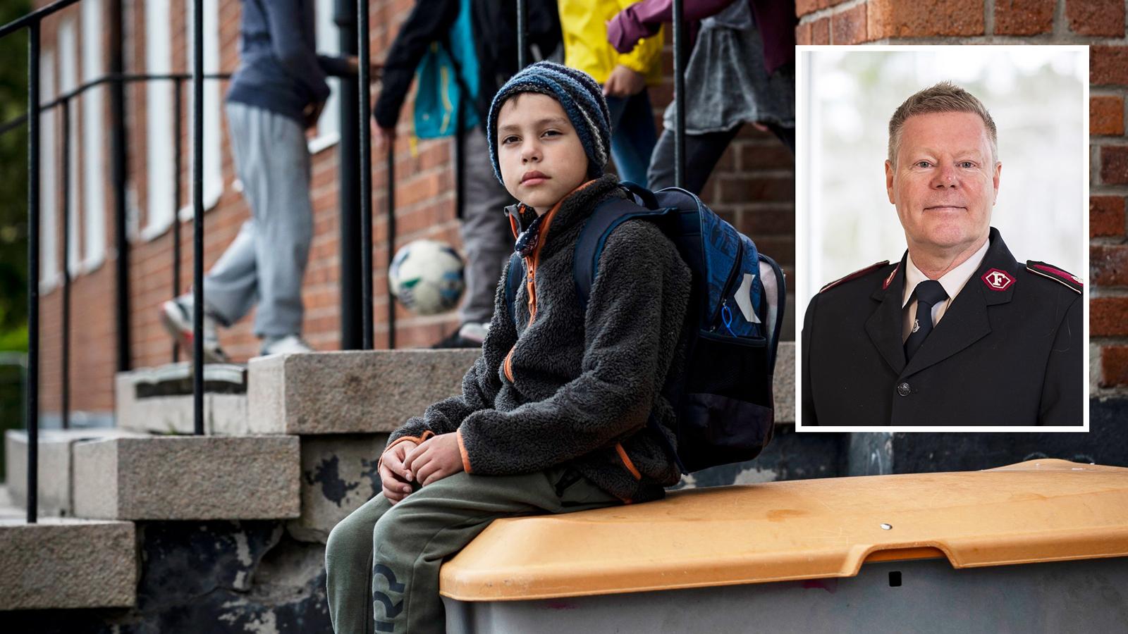 En pojke med ryggsäck sitter på en bänk på en skolgård och ser uppgiven ut. Man ser andra barn i bakgrunden. Inklippt i bilden syns Frälsningsarméns ledare i Sverige Bo Jeppsson.
